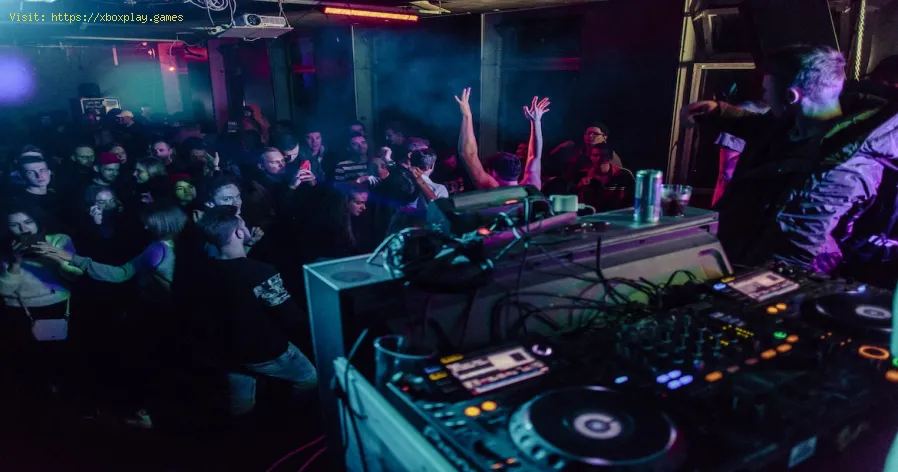 Watch DJs in GTA Online