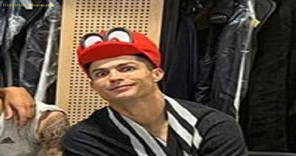 Look at the face of Cristiano Ronaldo wearing the Cappy cap of Super Mario Odyssey